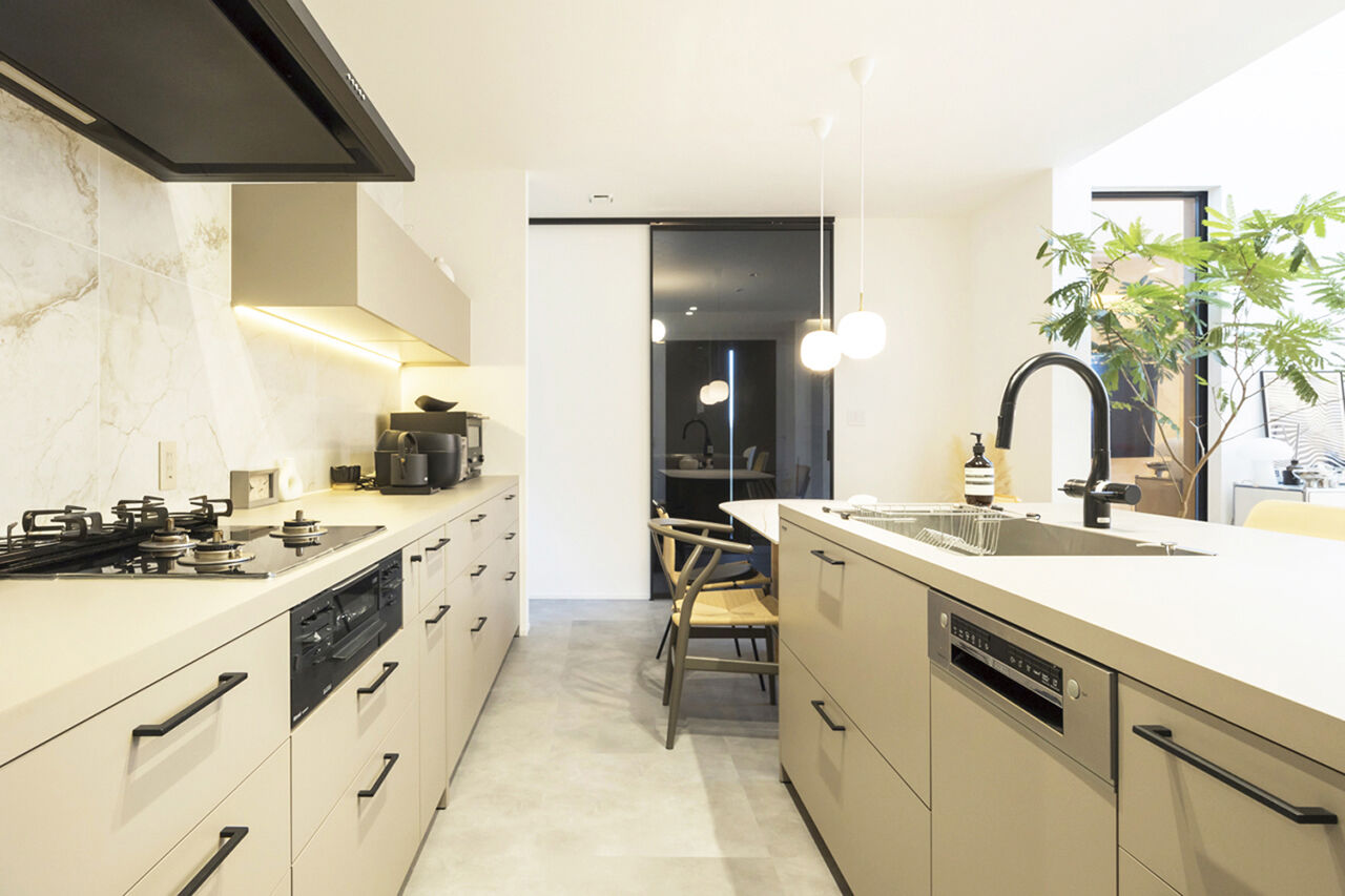 ヤマダホームズ どこをとっても絵になる、吹抜けのあるＬＤＫと二の字キッチン。オーバースライダーのガレージハウスの建築実例画像5