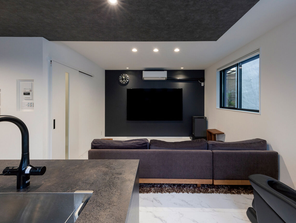 ヤマダホームズ 【都市型３階建て】サウナや二の字キッチン、太陽光発電など、夢と快適を追求した住まいの建築実例画像2