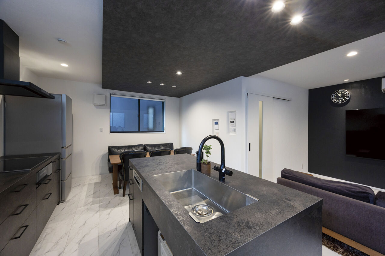 ヤマダホームズ 【都市型３階建て】サウナや二の字キッチン、太陽光発電など、夢と快適を追求した住まいの建築実例画像3