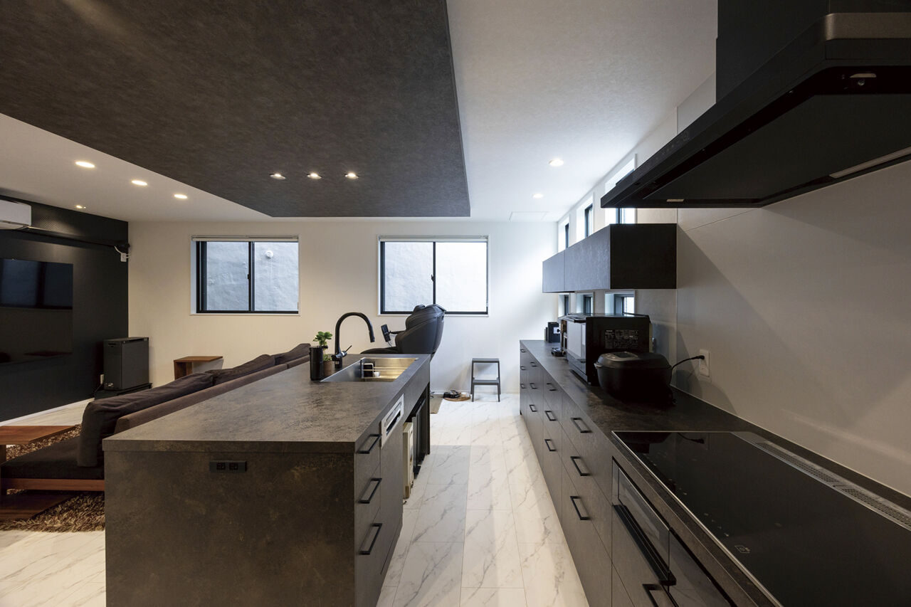 ヤマダホームズ 【都市型３階建て】サウナや二の字キッチン、太陽光発電など、夢と快適を追求した住まいの建築実例画像4