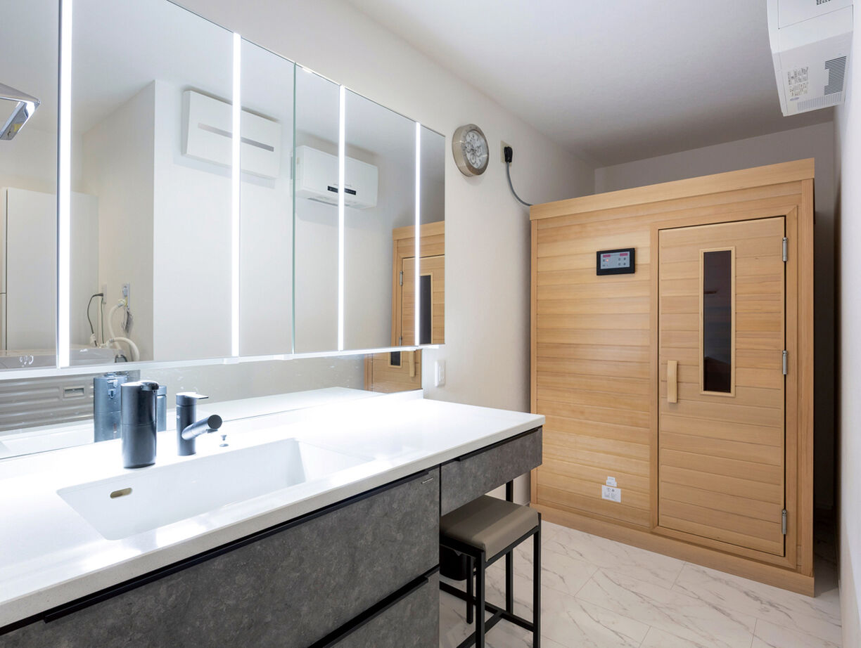 ヤマダホームズ 【都市型３階建て】サウナや二の字キッチン、太陽光発電など、夢と快適を追求した住まいの建築実例画像5