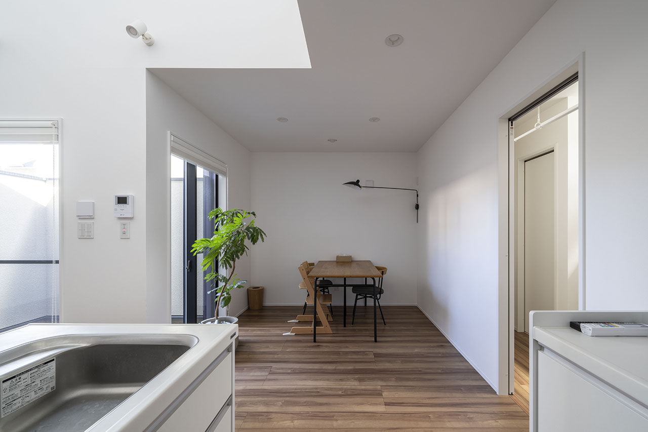 愛される「LDK」iiMA by VISIO 【キッチン/リビング/バルコニー/30坪台/間取り有】 ロジアが繋ぐ内と外。 光が降り注ぎ開放感溢れる家の建築実例画像3