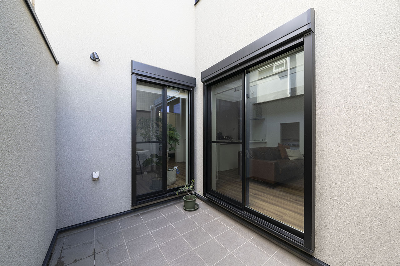 愛される「LDK」iiMA by VISIO 【キッチン/リビング/バルコニー/30坪台/間取り有】 ロジアが繋ぐ内と外。 光が降り注ぎ開放感溢れる家の建築実例画像4