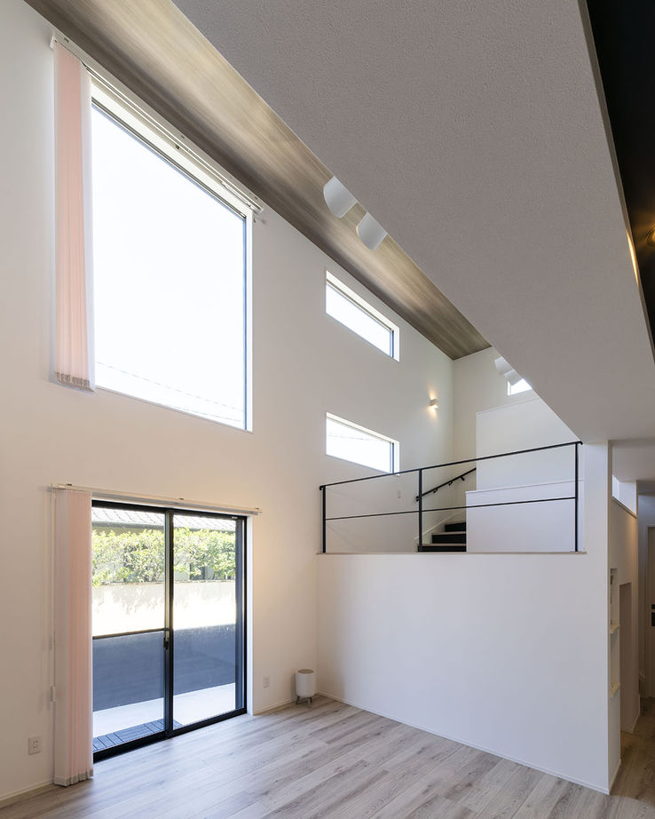 愛される「LDK」iiMA by VISIO 【吹抜/スキップフロア/高性能/間取図有】陽光が広がる明るいLDK！スキップフロアが家族の会話を自然に育むの建築実例画像4