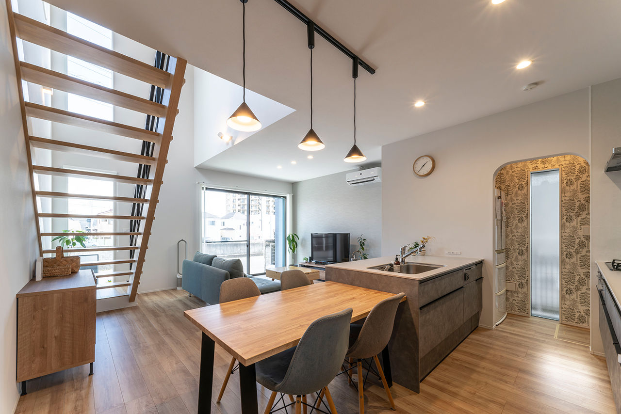 愛される「LDK」iiMA by VISIO 【狭小地／30坪台／間取図有】約29坪の敷地を有効活用。スケルトン階段と吹抜けによる開放感が心地よい家の建築実例画像2