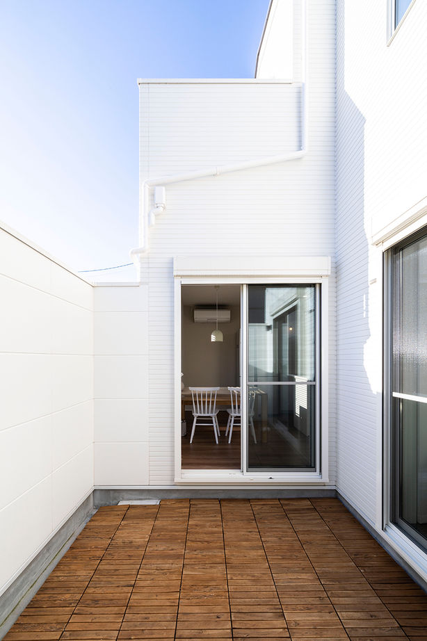 愛される「LDK」iiMA by VISIO 【キッチン／吹抜けリビング／20坪台／間取図有】家中に光をもたらす、ロジアと吹抜けのあるおしゃれな家の建築実例画像4