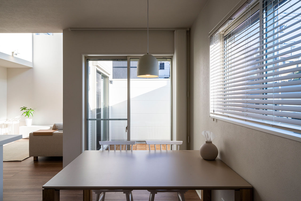 愛される「LDK」iiMA by VISIO 【キッチン／吹抜けリビング／20坪台／間取図有】家中に光をもたらす、ロジアと吹抜けのあるおしゃれな家の建築実例画像6