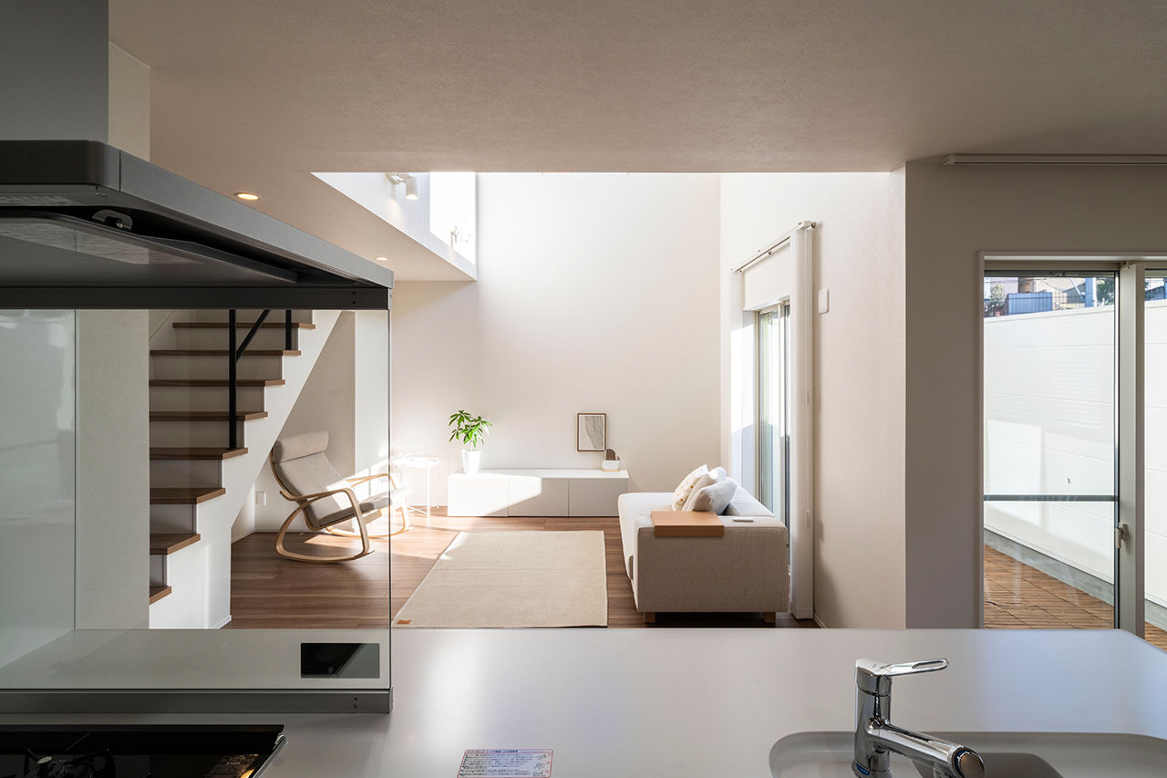 愛される「LDK」iiMA by VISIO 【キッチン／吹抜けリビング／20坪台／間取図有】家中に光をもたらす、ロジアと吹抜けのあるおしゃれな家の建築実例画像8