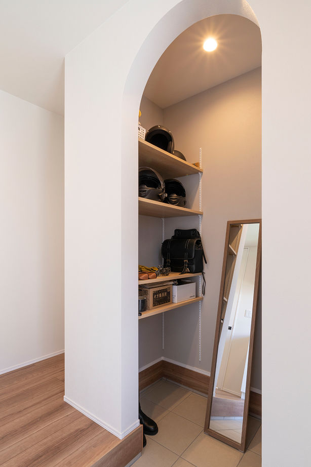 愛される「LDK」iiMA by VISIO 【キッチン／吹抜けリビング／20坪台／間取図有】家中に光をもたらす、ロジアと吹抜けのあるおしゃれな家の建築実例画像9