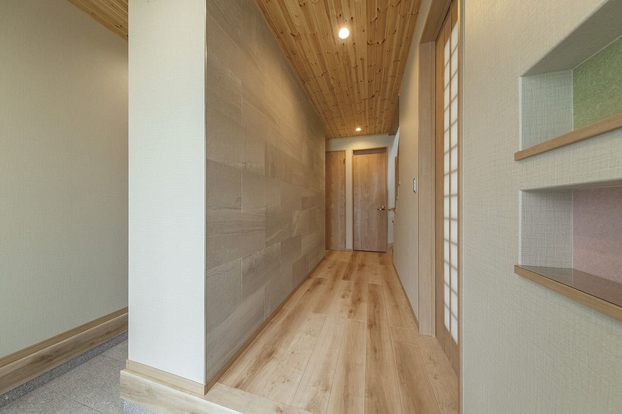 日栄商事 【間取り図有り】無垢材の質感が心地よさを演出。快適な和モダンの住まいを実現の建築実例画像8