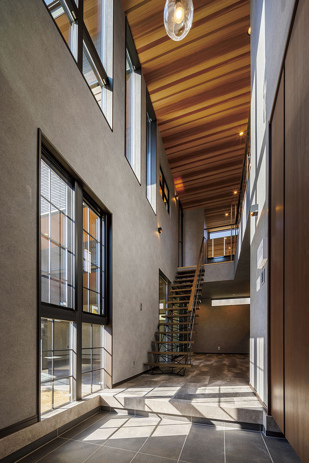 日栄商事 【ガレージハウス・間取図有】ダイナミックな吹抜け、車を眺めて暮らす大人の空間の建築実例画像1