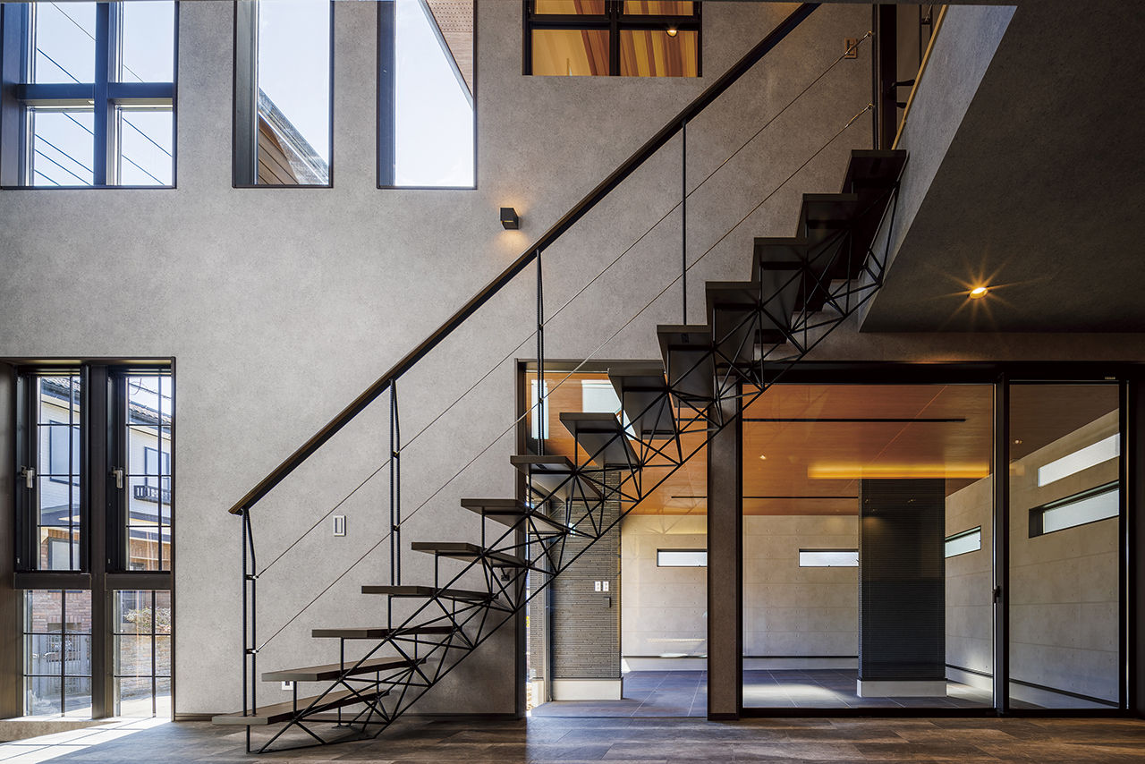 日栄商事 【ガレージハウス・間取図有】ダイナミックな吹抜け、車を眺めて暮らす大人の空間の建築実例画像2