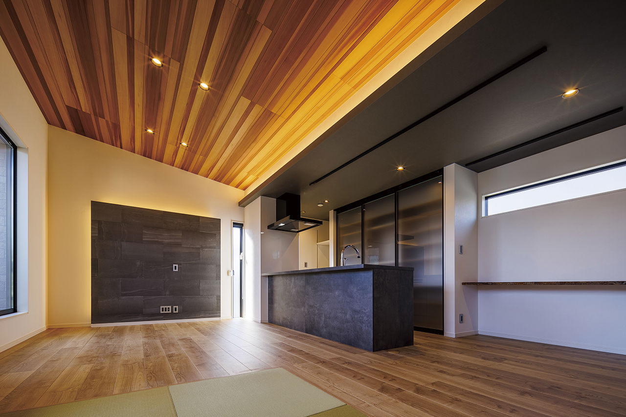 日栄商事 【ガレージハウス・間取図有】ダイナミックな吹抜け、車を眺めて暮らす大人の空間の建築実例画像3