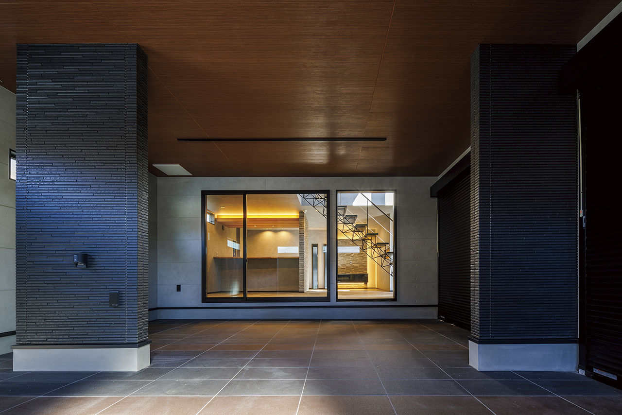 日栄商事 【ガレージハウス・間取図有】ダイナミックな吹抜け、車を眺めて暮らす大人の空間の建築実例画像5