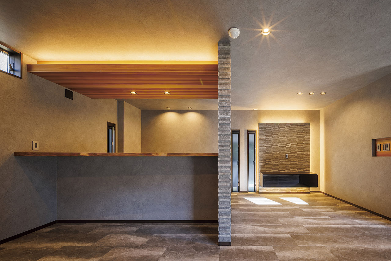 日栄商事 【ガレージハウス・間取図有】ダイナミックな吹抜け、車を眺めて暮らす大人の空間の建築実例画像6