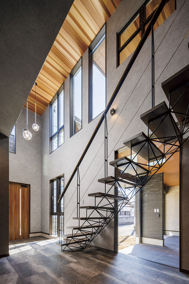 日栄商事 【ガレージハウス・間取図有】ダイナミックな吹抜け、車を眺めて暮らす大人の空間の建築実例画像7