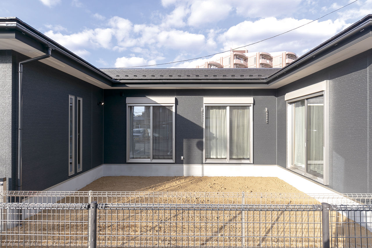 日栄商事 【1000万円台】中庭を囲むコの字型の建物でプライバシーも確保。のびのび暮らせる理想どおりの平屋の建築実例画像8