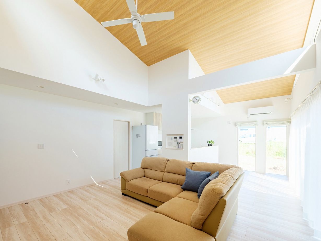 日栄商事 【1500～2000万円】回遊動線と収納計画で暮らしやすい。白×木目の爽やかな平屋の建築実例画像2