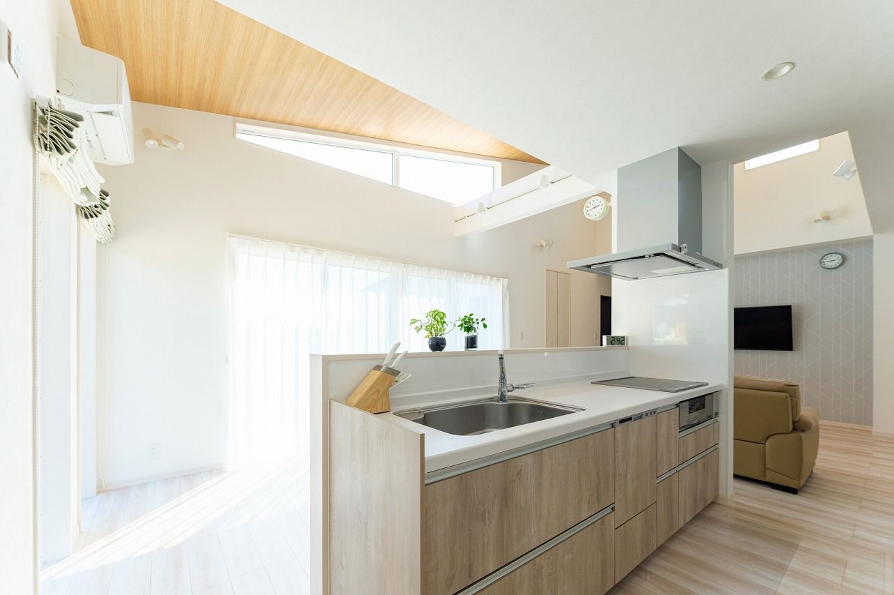 日栄商事 【1500～2000万円】回遊動線と収納計画で暮らしやすい。白×木目の爽やかな平屋の建築実例画像3