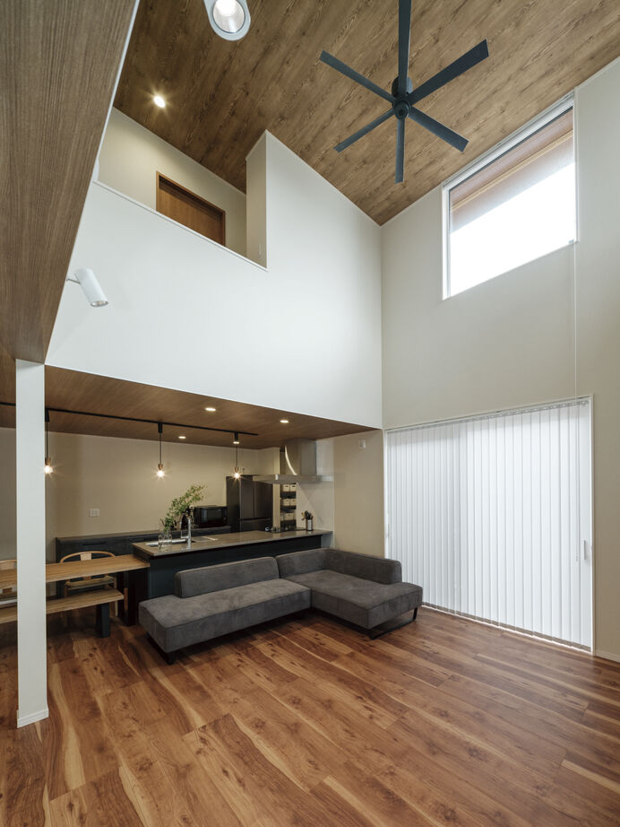 日栄商事 【1500～1999万円】リビングの抜け感・窓の配置にもこだわった愛犬とともに快適に過ごす家の建築実例画像2