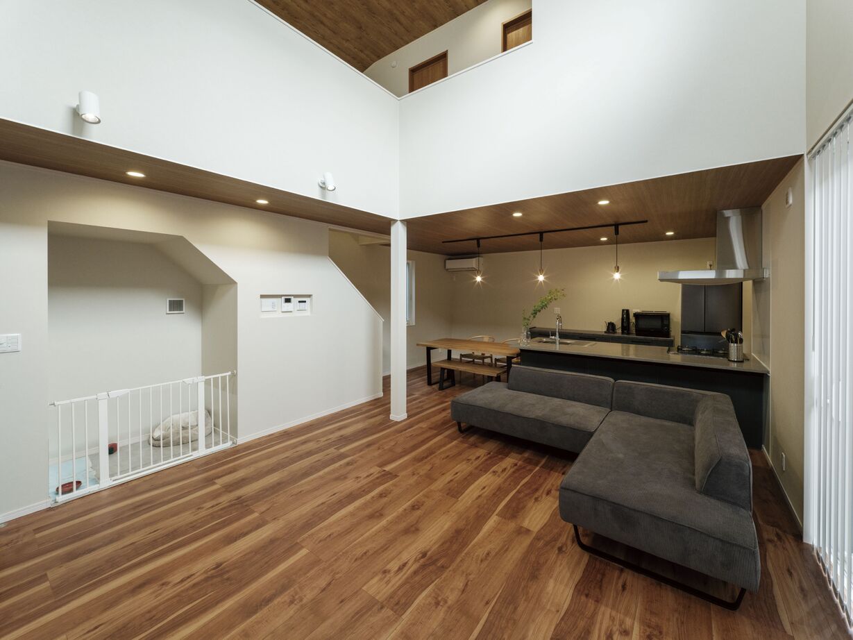 日栄商事 【1500～1999万円】リビングの抜け感・窓の配置にもこだわった愛犬とともに快適に過ごす家の建築実例画像3