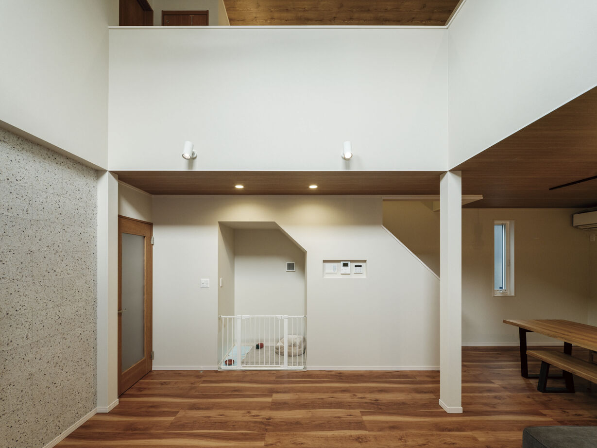 日栄商事 【1500～1999万円】リビングの抜け感・窓の配置にもこだわった愛犬とともに快適に過ごす家の建築実例画像4