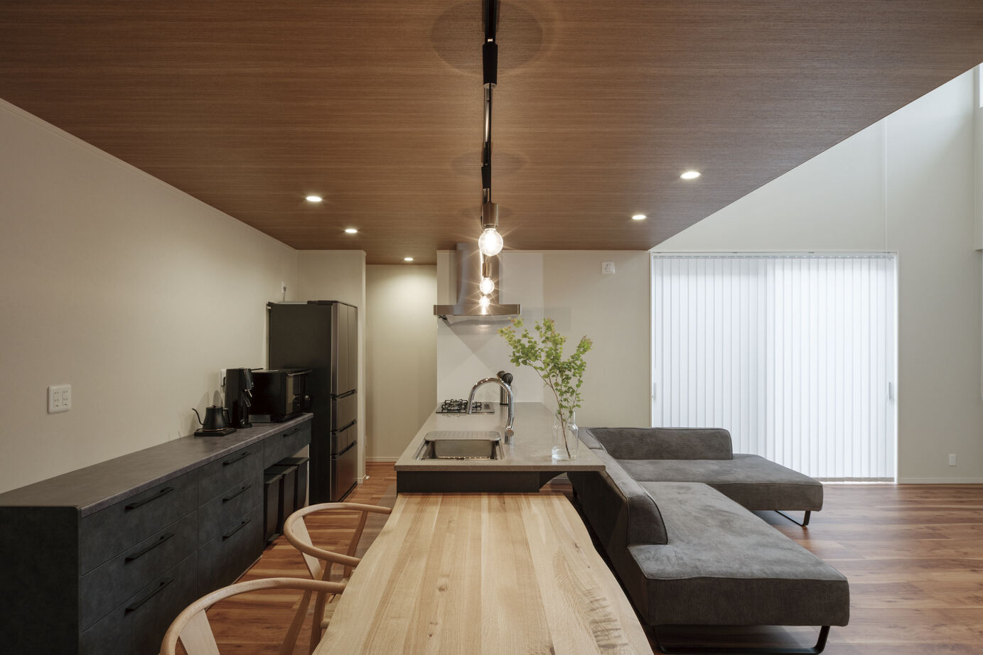 日栄商事 【1500～1999万円】リビングの抜け感・窓の配置にもこだわった愛犬とともに快適に過ごす家の建築実例画像5