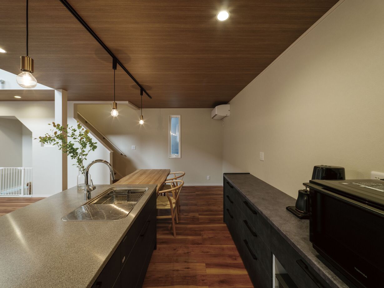 日栄商事 【1500～1999万円】リビングの抜け感・窓の配置にもこだわった愛犬とともに快適に過ごす家の建築実例画像7