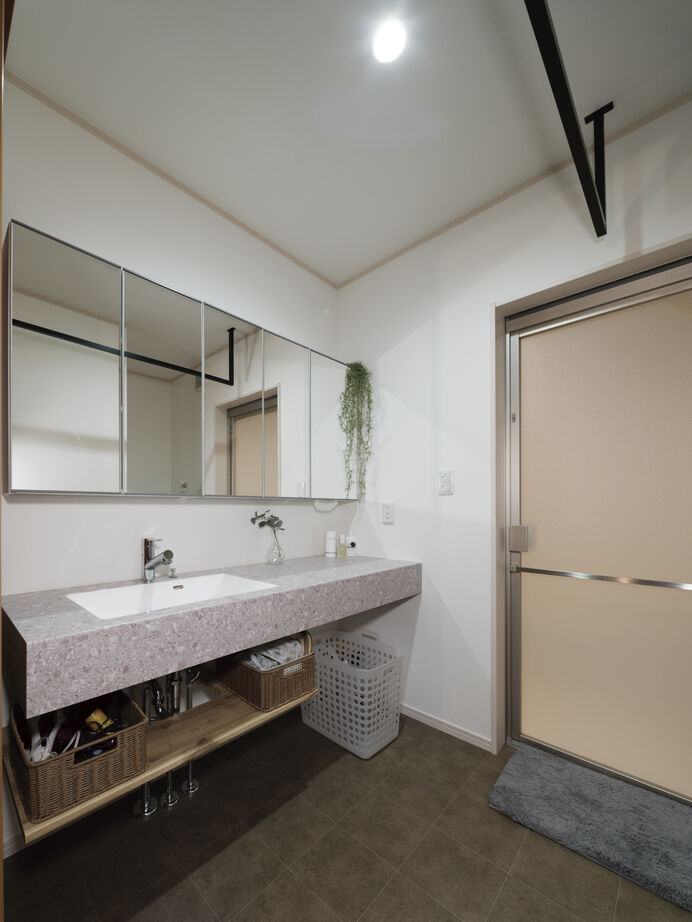 日栄商事 【1500～1999万円】リビングの抜け感・窓の配置にもこだわった愛犬とともに快適に過ごす家の建築実例画像8