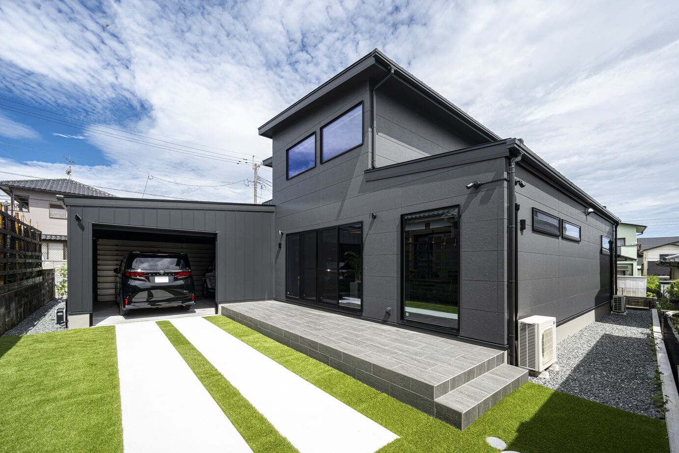 辰巳住研 【ガレージ/回遊動線/猫部屋/隠し扉】ディテールまで美しく。～ラグジュアリーに包まれたガレージハウス～の建築実例画像2