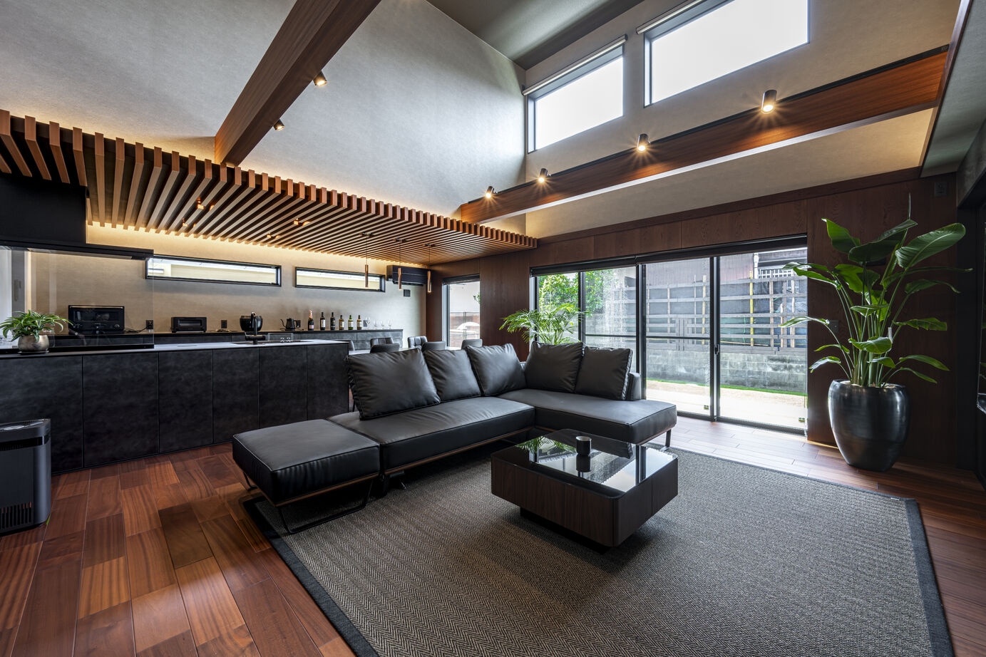 辰巳住研 【ガレージ/回遊動線/猫部屋/隠し扉】ディテールまで美しく。～ラグジュアリーに包まれたガレージハウス～の建築実例画像4