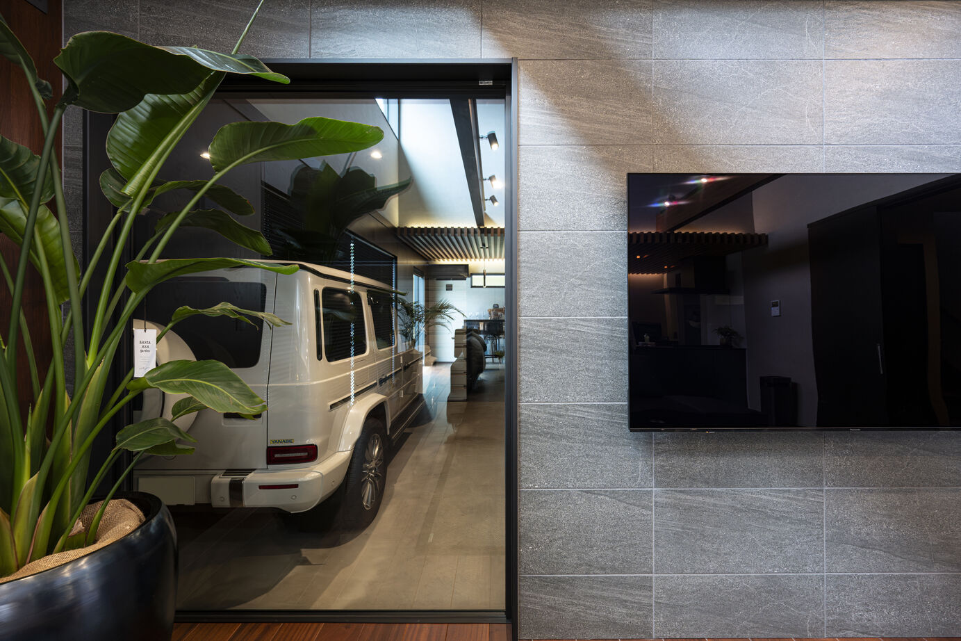 辰巳住研 【ガレージ/回遊動線/猫部屋/隠し扉】ディテールまで美しく。～ラグジュアリーに包まれたガレージハウス～の建築実例画像5