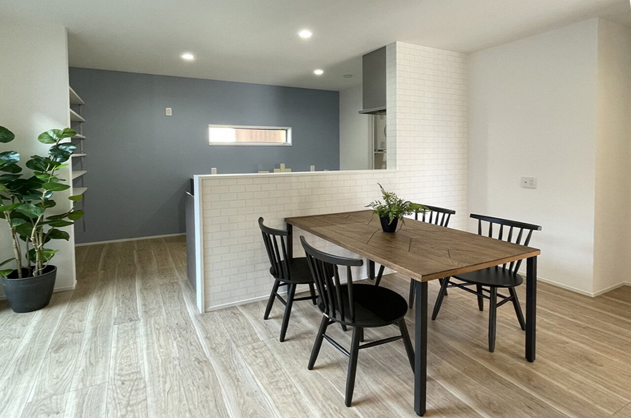 パシフィックホーム 【2000万円台/平屋/テクノストラクチャー工法】勾配天井の居心地の良いリビングで、家族がくつろぐお家の建築実例画像4