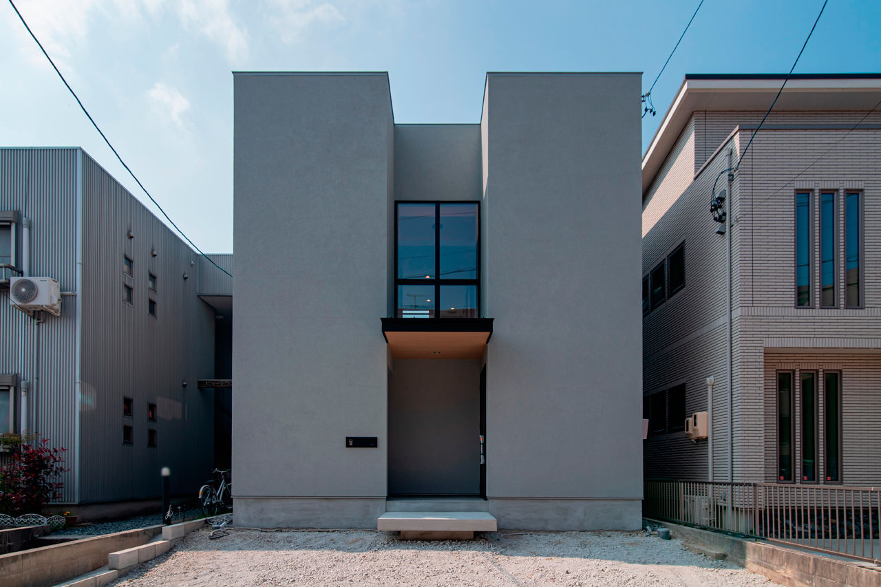 バロック 【愛知県｜シンプルな家】暮らしの質を高める平屋的な間取り。家じゅうに光をもたらす中庭と吹抜のある家の建築実例画像2