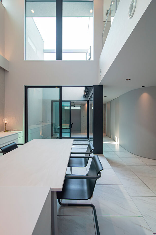 バロック 【愛知県｜シンプルな家】暮らしの質を高める平屋的な間取り。家じゅうに光をもたらす中庭と吹抜のある家の建築実例画像3