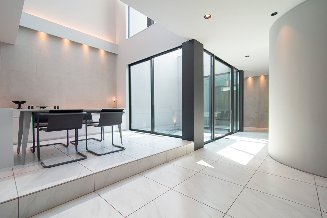 バロック 【愛知県｜シンプルな家】暮らしの質を高める平屋的な間取り。家じゅうに光をもたらす中庭と吹抜のある家の建築実例画像4