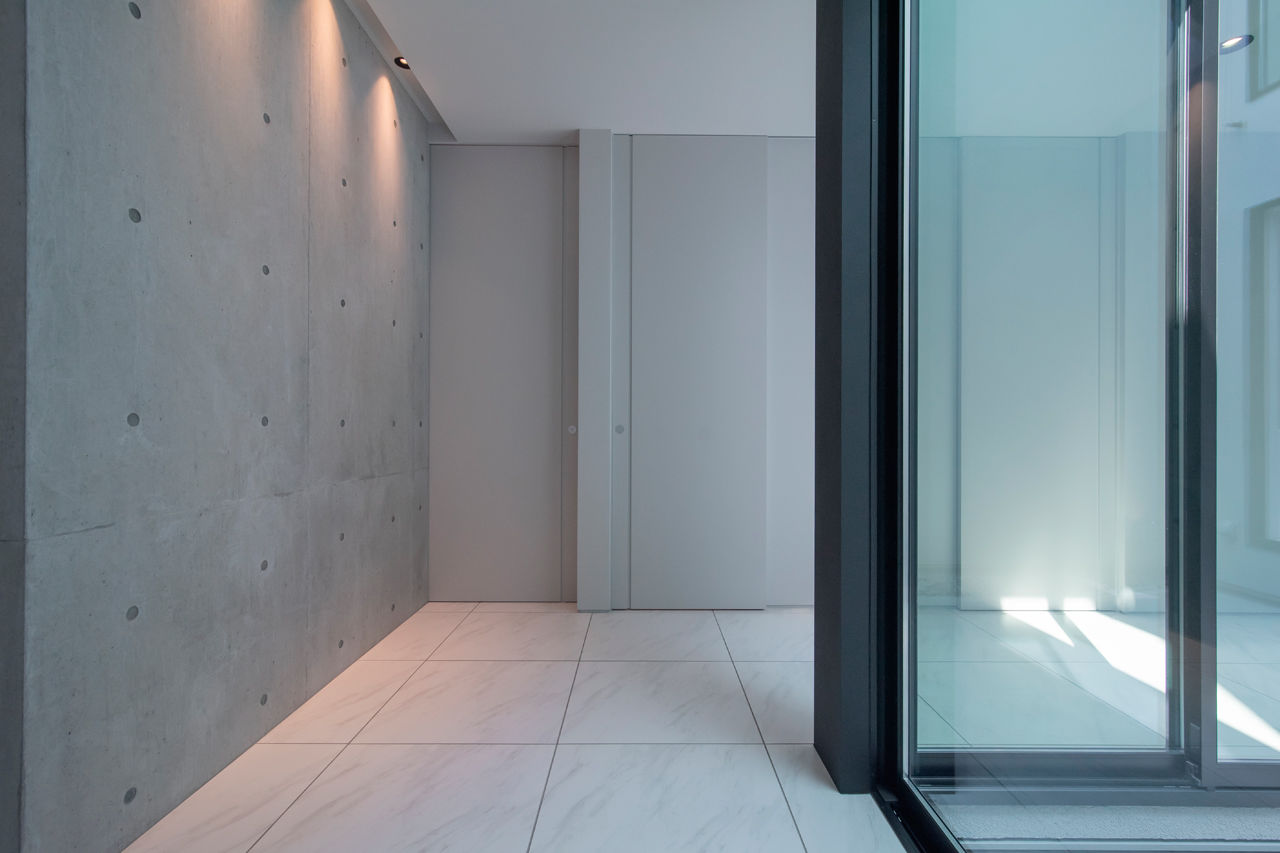 バロック 【愛知県｜シンプルな家】暮らしの質を高める平屋的な間取り。家じゅうに光をもたらす中庭と吹抜のある家の建築実例画像5