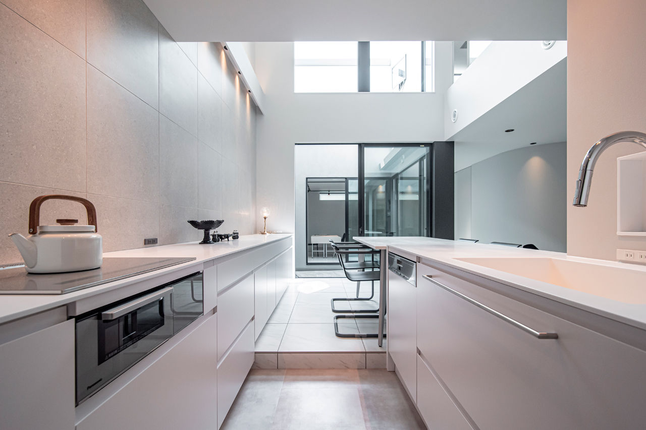 バロック 【愛知県｜シンプルな家】暮らしの質を高める平屋的な間取り。家じゅうに光をもたらす中庭と吹抜のある家の建築実例画像6