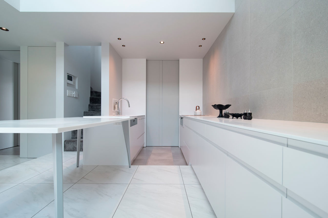 バロック 【愛知県｜シンプルな家】暮らしの質を高める平屋的な間取り。家じゅうに光をもたらす中庭と吹抜のある家の建築実例画像8