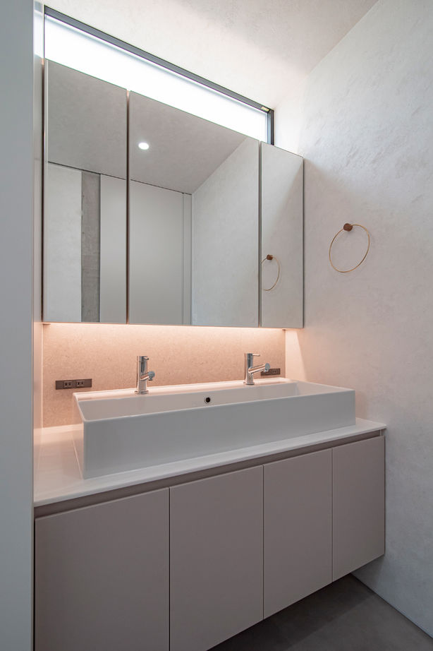 バロック 【愛知県｜シンプルな家】暮らしの質を高める平屋的な間取り。家じゅうに光をもたらす中庭と吹抜のある家の建築実例画像9