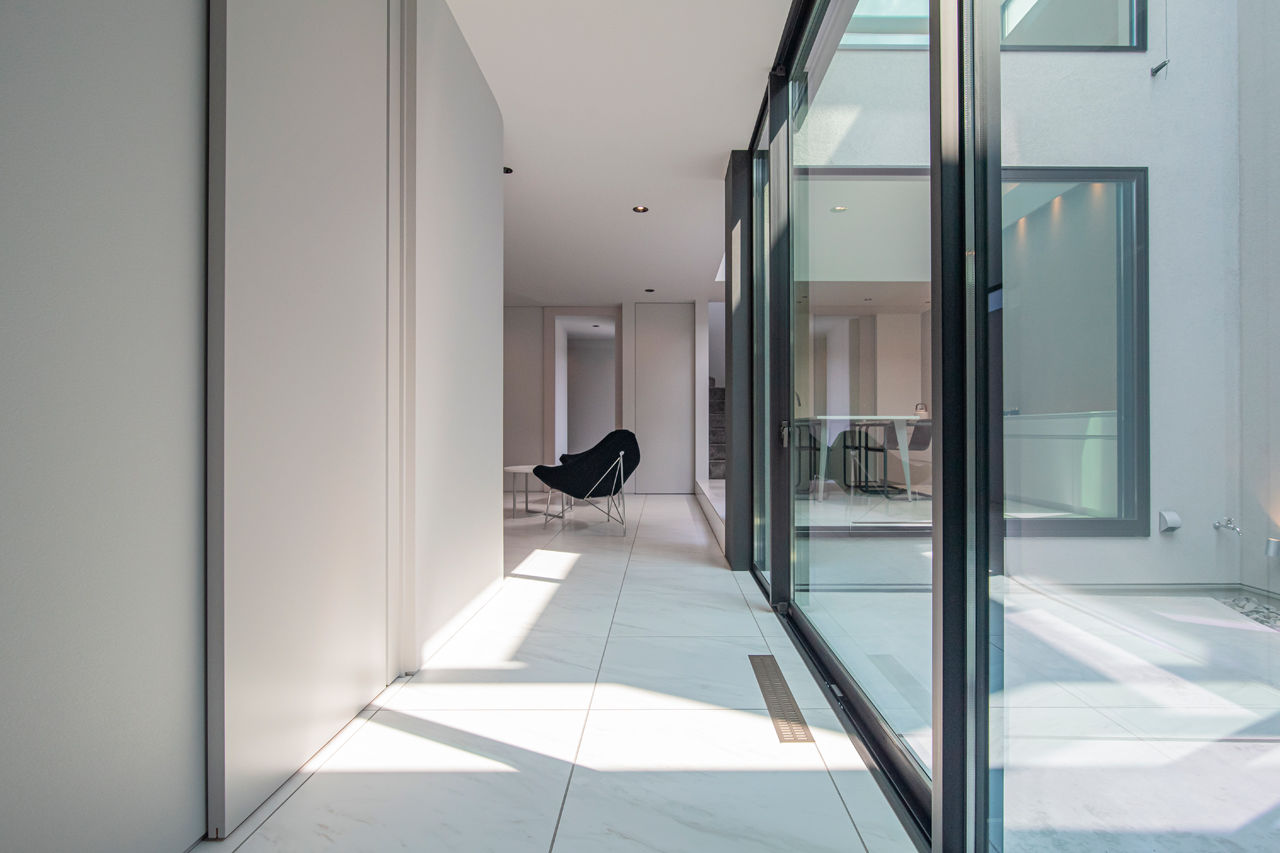 バロック 【愛知県｜シンプルな家】暮らしの質を高める平屋的な間取り。家じゅうに光をもたらす中庭と吹抜のある家の建築実例画像10