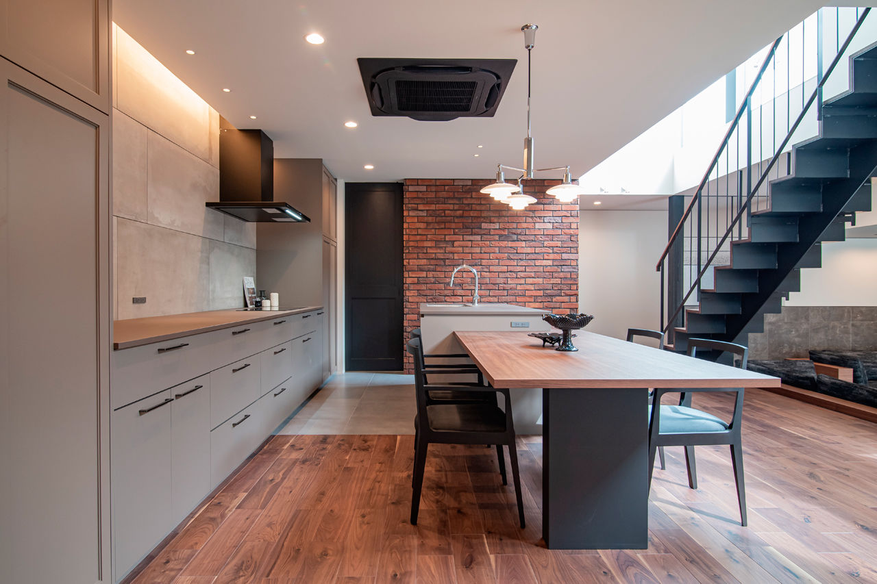 バロック 【名古屋市｜中庭のあるガレージハウス】イメージは“ROCK”。開放感をもたらしたのはボーダレスな空間設計の建築実例画像4