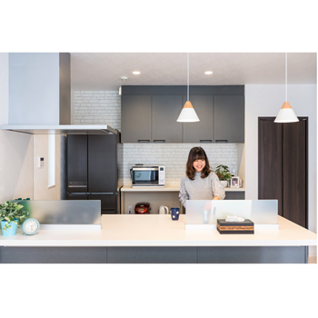 ヤマト住建 キッチンから家族みんなの様子が見える19畳超の広いLDKでも電気代は今のところO円！の建築実例画像2