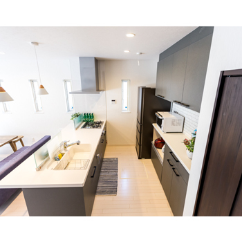 ヤマト住建 キッチンから家族みんなの様子が見える19畳超の広いLDKでも電気代は今のところO円！の建築実例画像3