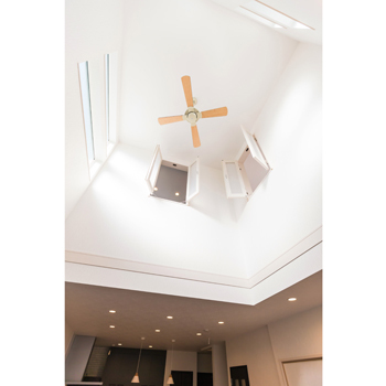 ヤマト住建 キッチンから家族みんなの様子が見える19畳超の広いLDKでも電気代は今のところO円！の建築実例画像4