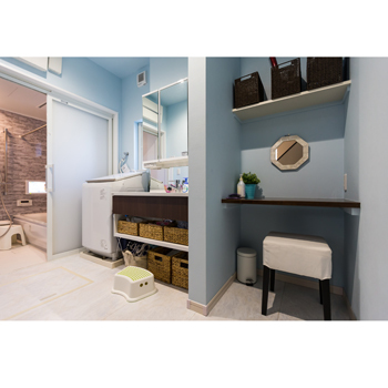 ヤマト住建 キッチンから家族みんなの様子が見える19畳超の広いLDKでも電気代は今のところO円！の建築実例画像7