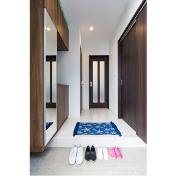 ヤマト住建 キッチンから家族みんなの様子が見える19畳超の広いLDKでも電気代は今のところO円！の建築実例画像9