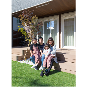 ヤマト住建 キッチンから家族みんなの様子が見える19畳超の広いLDKでも電気代は今のところO円！の建築実例画像10