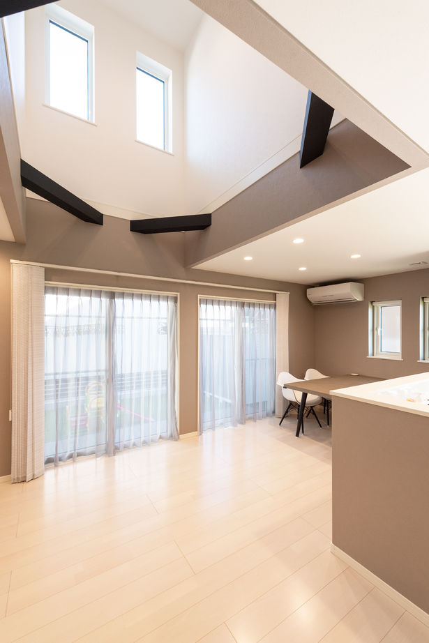 ヤマト住建 全館空調と太陽光発電搭載で、年間の電気代は今のところプラス！壁紙の配色がモダンな内装にもこだわった家の建築実例画像2