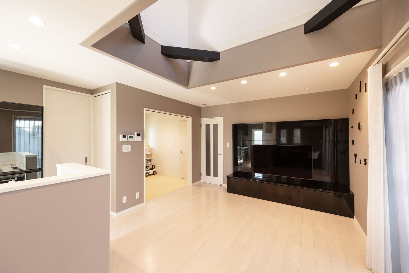 ヤマト住建 全館空調と太陽光発電搭載で、年間の電気代は今のところプラス！壁紙の配色がモダンな内装にもこだわった家の建築実例画像3